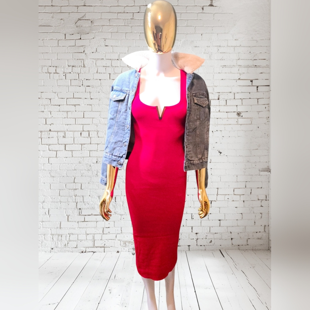Galita Tight red dress with a golden detail in the center - Picture 9 of 9